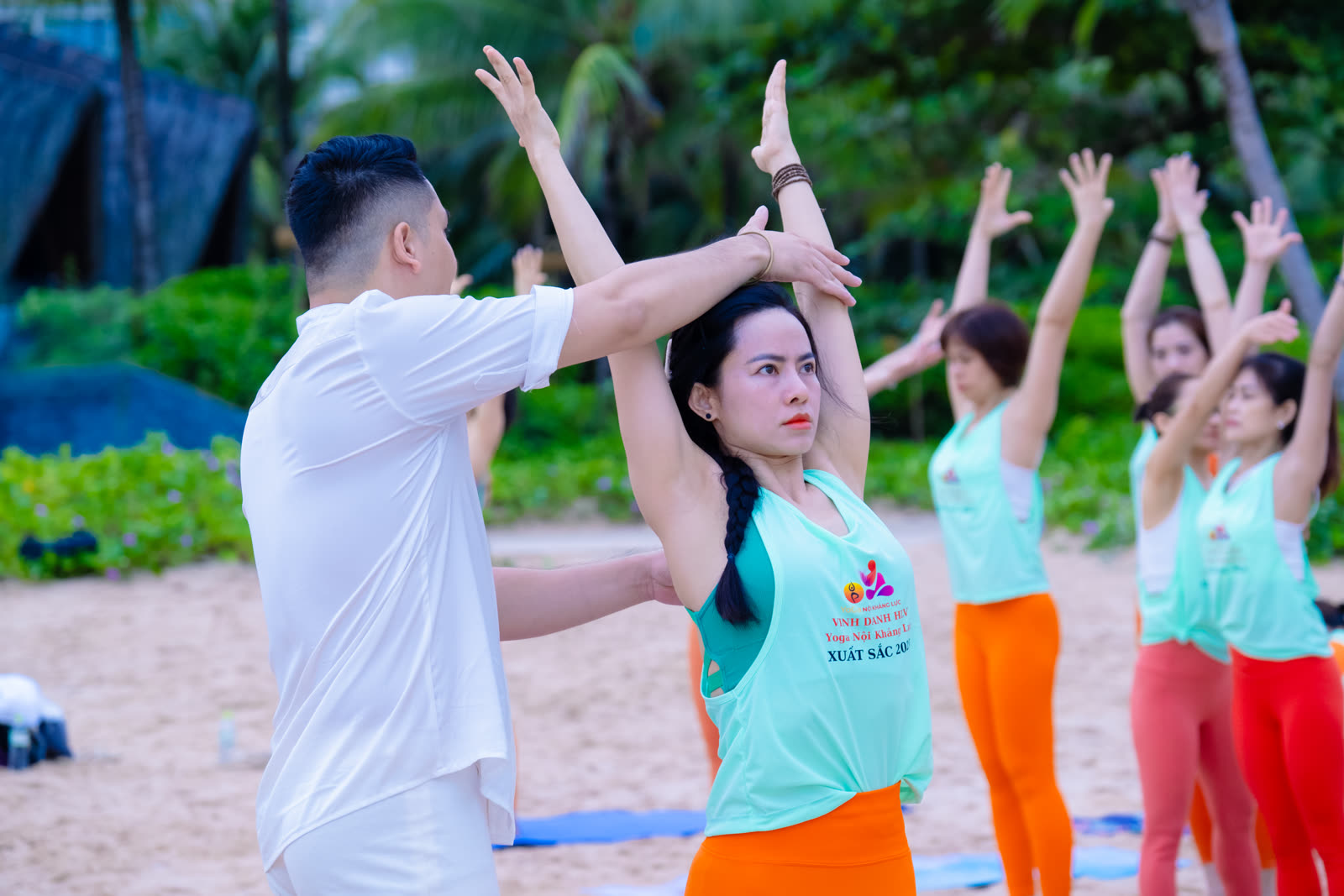 Huấn luyện viên chỉnh tư thế cho học viên